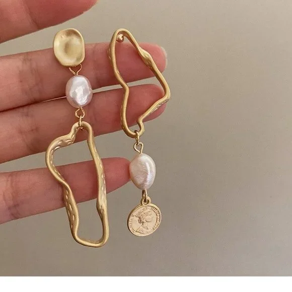 High Baroque Vintage Asymmetrical Matte Pearl Earrings - Picture 4 of 5